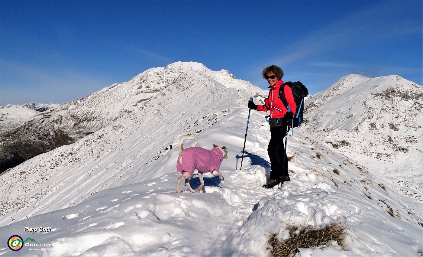 43 ...sulla cresta innevata per Cima Grem.JPG -                                